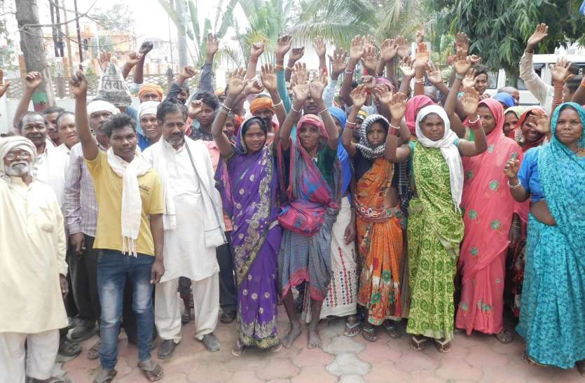 नारकीय जीवन से मुक्ति दिलाने ग्रामीणों ने लगाई गुहार नारकीय जीवन से मुक्ति दिलाने ग्रामीणों ने लगाई गुहार