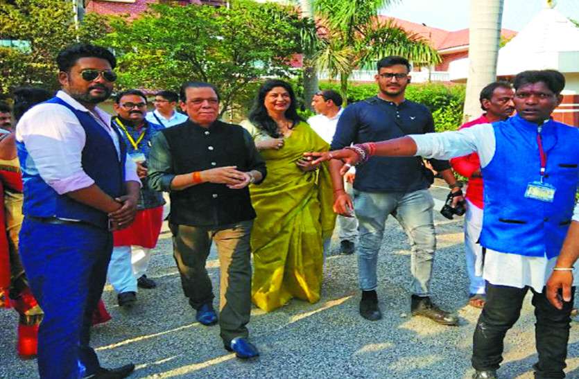 रायपुर पहुंचे ओह माय गॉड के सिद्धेश्वर महाराज, बोले- बापू की जीवनी से मिली आगे बढऩे की प्रेरणा रायपुर पहुंचे ओह माय गॉड के सिद्धेश्वर महाराज, बोले- बापू की जीवनी से मिली आगे बढऩे की प्रेरणा