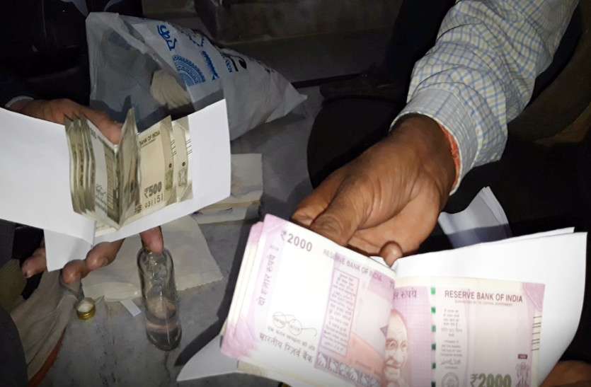 ACB की टीम ने बिछाया ऐसा जाल, महिला सुपरवाइजर रिश्वत लेते रंगे हाथों हुई गिरफ्तार ACB टीम के जाल में फंसी महिला सुपरवाइजर, रिश्वत लेते रंगे हाथों हुई गिरफ्तार