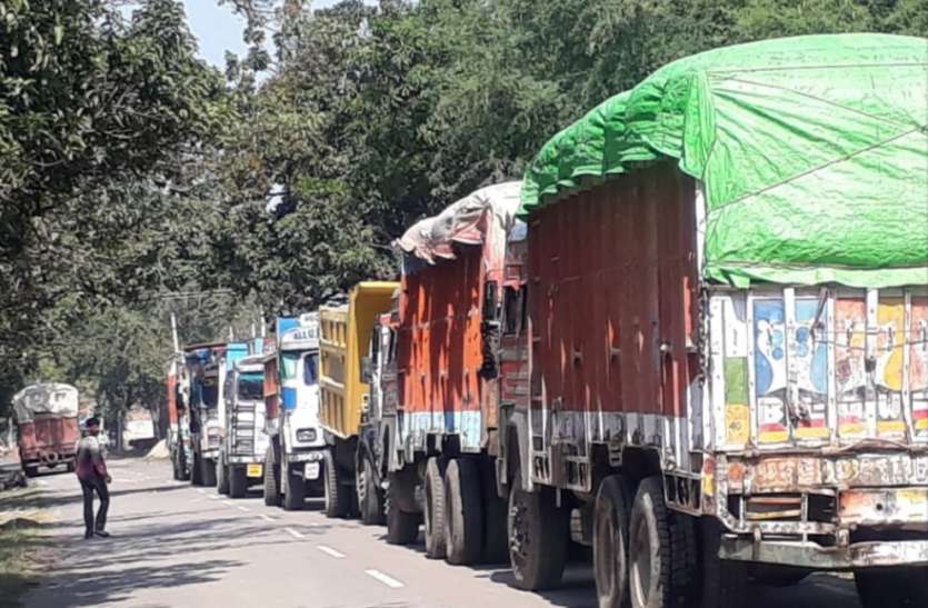 Filled trucks returning from rajasthan border पांच हजार ट्रकों के थमे पहिए