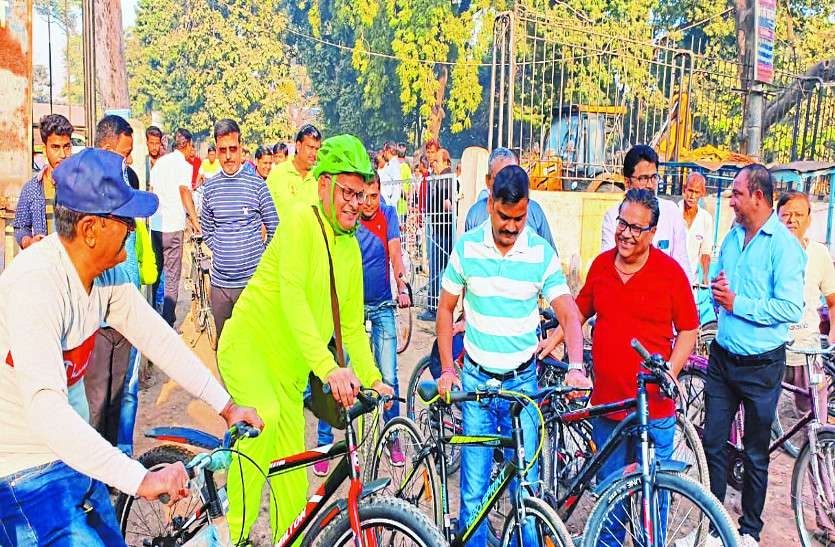 63 की उम्र लेकिन जोश जवानों सा, देश-विदेश में कर चुके हैं बिना सीट की साइकिल से यात्रा 63 की उम्र लेकिन जोश जवानों सा, देश-विदेश में कर चुके हैं बिना सीट की साइकिल से यात्रा