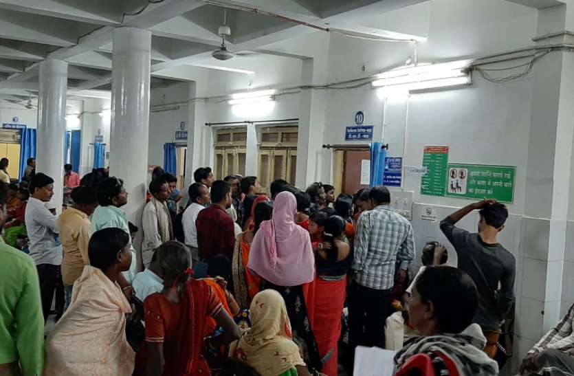 सोनोग्राफी के लिए गर्भवती महिलाओं को कराया जाता है घंटो इंतजार सोनोग्राफी के लिए गर्भवती महिलाओं को कराया जाता है घंटो इंतजार