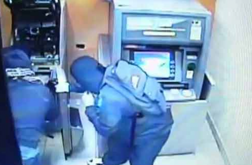 atm_cash.png सात राज्यों में एटीएम लूट की वारदातें करने वाला सरगना आखिर गिरफ्तार