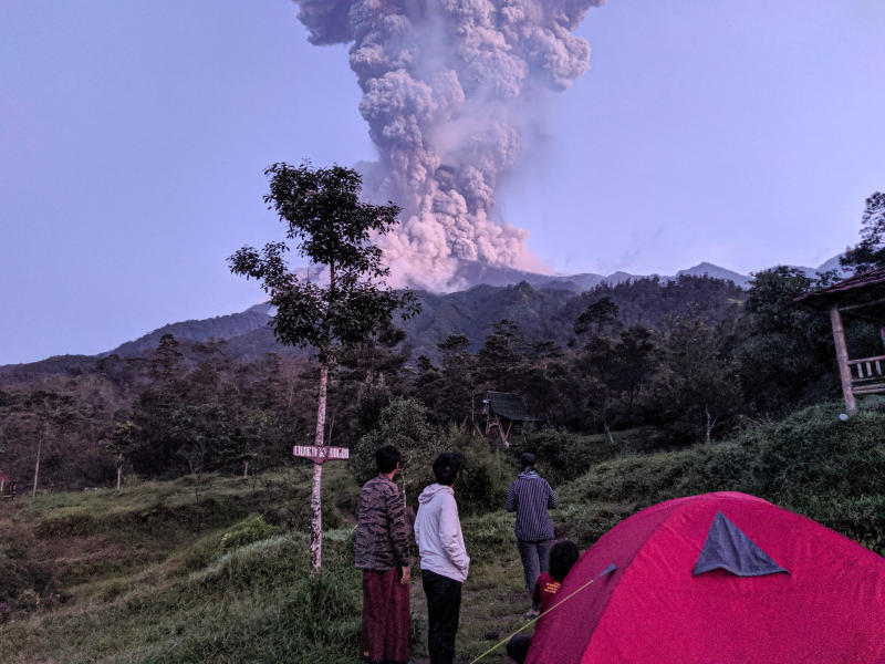 Indonesia Most Active Volcano Mount Merapi Blasts - इंडोनेशिया: सबसे सक्रिय  ज्वालामुखी माउंट मेरापी में विस्फोट, 10 किलोमीटर दूर तक बरस रही राख |  Patrika News