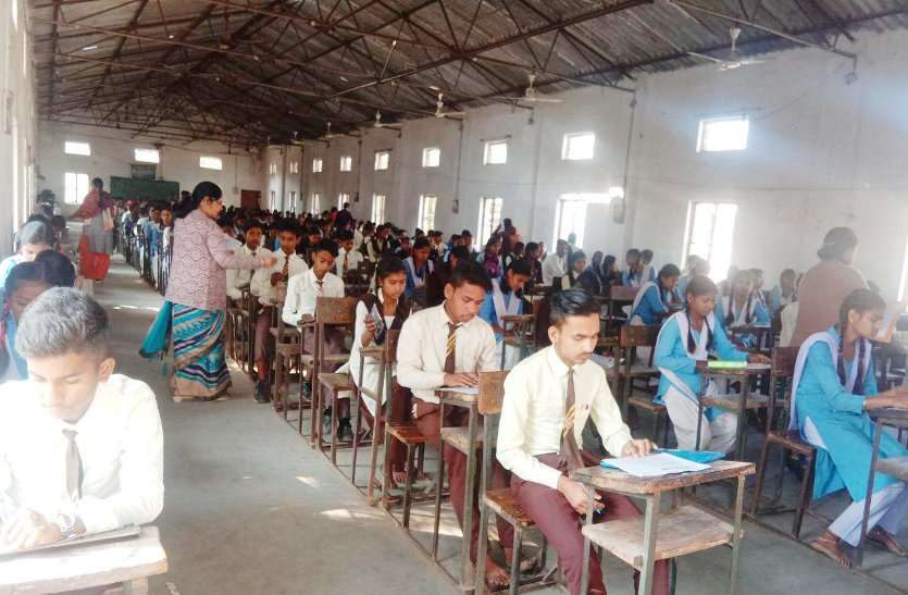 Board of Secondary Education Board of Madhya Pradesh Examination Start EXAM: पहले दिन 18 हजार 800 स्टूडेट्स ने हल किया संस्कृत का पर्चा, कक्षा 10वीं की परीक्षा में दिखा गजब का उत्साह, देखें वीडियो