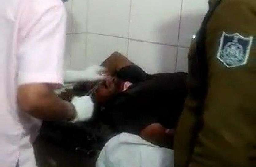होटलों में खाना नही मिलने पर युवक ने काटा अपना गला होटलों में खाना नही मिलने पर युवक ने काटा अपना गला