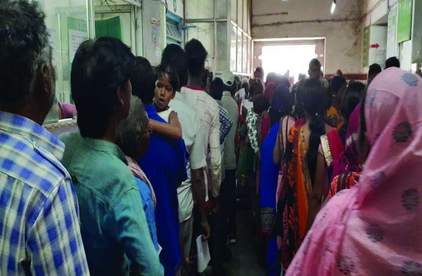 बदलते मौसम के कारण अस्पताल में सर्दी बुखार के बढऩे लगे मरीज बदलते मौसम के कारण अस्पताल में सर्दी बुखार के बढऩे लगे मरीज