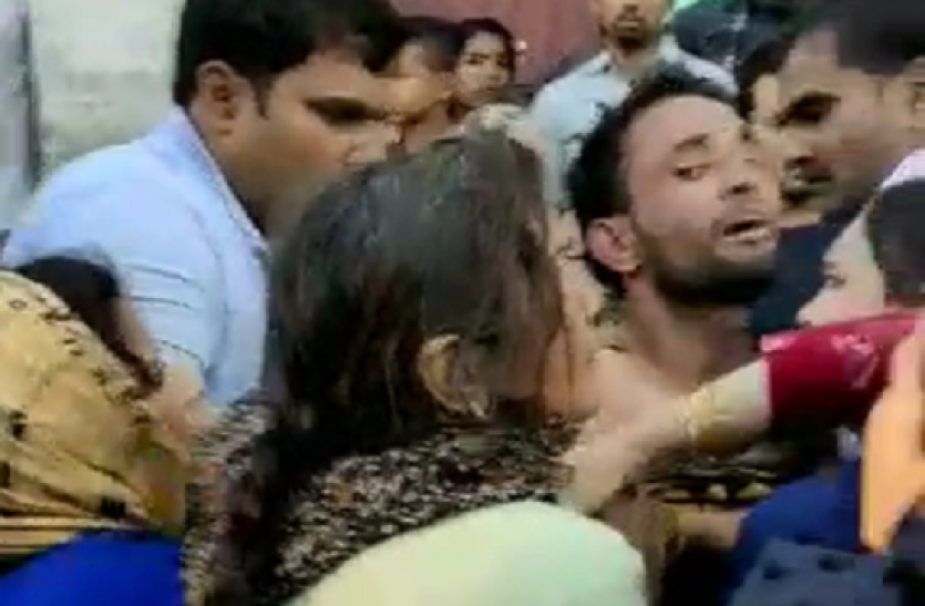 vlcsnap-2020-03-04-11h19m23s289.png Hapur: महिलाओं ने पुलिस से छुड़ाया बदमाश सद्दाम को, पीआरवी में की तोड़फोड़