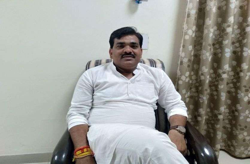 देखें VIDEO कांग्रेस विधायक का आरोप, पूर्व मुख्यमंत्री बोले 35 करोड़ लो व सरकार गिरा दो