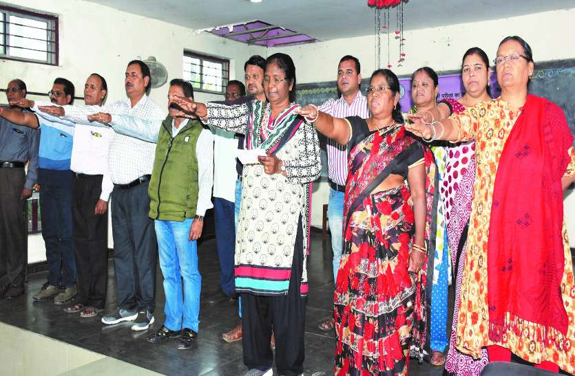 डाईट के कर्मचारियों व विद्यार्थियों ने प्लास्टिक मुक्त भारत निर्माण का लिया संकल्प डाईट के कर्मचारियों व विद्यार्थियों ने प्लास्टिक मुक्त भारत निर्माण का लिया संकल्प