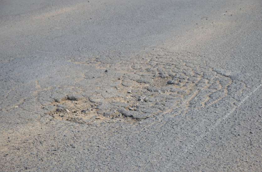 Accidents are happening due to over bridge pits, not happening ओवर ब्रिज के गड्ढों की वजह से हो रहे हादसे, नहीं हो रही पुराई