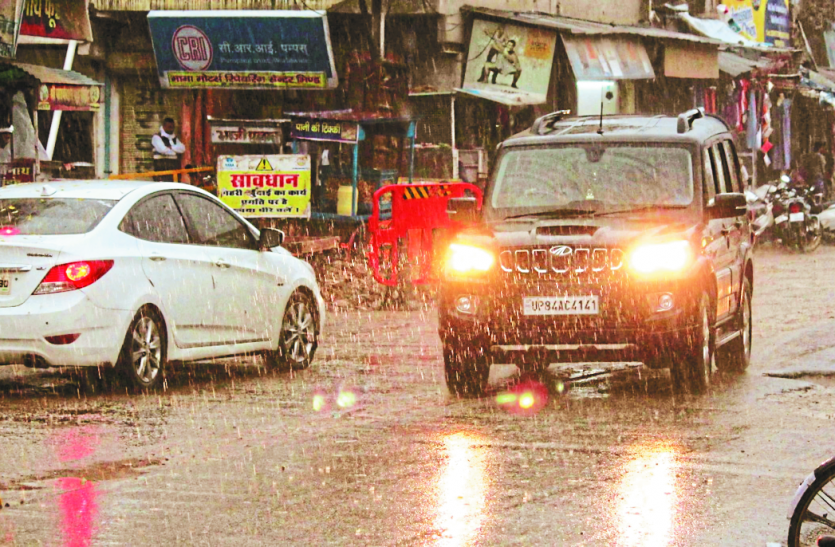 Dark clouds clouded the sky, rain fell at night आसमान में छाए घने काले बादल, रात को हुई झमाझम बारिश