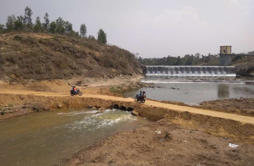 SDM reprimanded SDO, Water Resources Department created alternative ro एसडीएम ने एसडीओ को लगाई फटकार, जलसंसाधन विभाग ने नदी में बनाया वैकल्पिक मार्ग