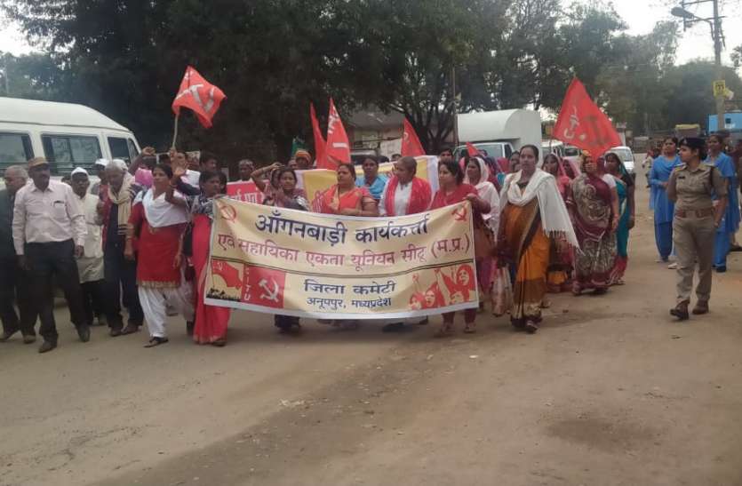 Anganwadi and Sahayika workers submitted memorandum about five-point d पांच सूत्री मांगों को लेकर आंगनबाड़ी और सहायिका कार्यकर्ताओं ने सौंपा ज्ञापन