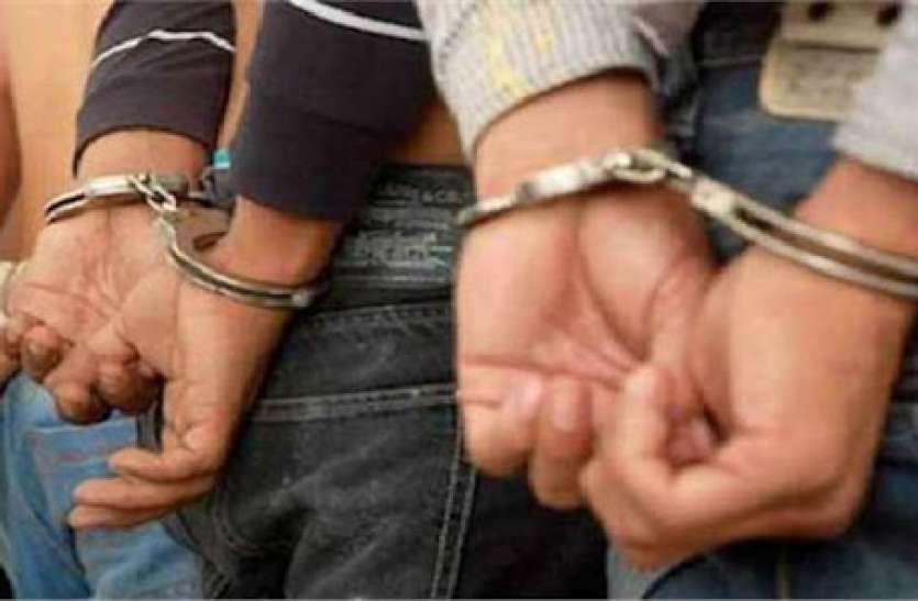 arrested.jpg खूनी संघर्ष में ताबड़तोड़ फायरिंग करने वाले युवकों का पुलिस ने किया बुरा हाल
