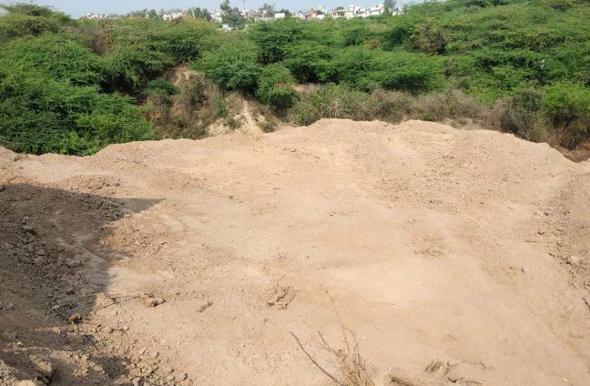 शोर शराबे से खतरे में घडिय़ाल, चम्बल किनारे सरकारी भूमि पर भू-माफियाओं का कब्जा शोर शराबे से खतरे में घडिय़ाल, चम्बल किनारे सरकारी भूमि पर भू-माफियाओं का कब्जा