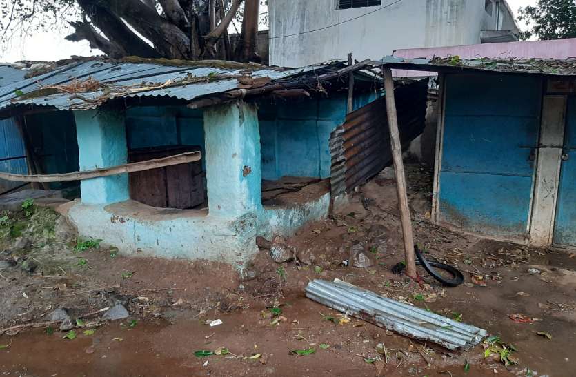 Water and hail fell with strong winds, farmers' crops collapsed तेज हवाओ के साथ गिरा पानी और ओला, किसानों की फसल चौपट