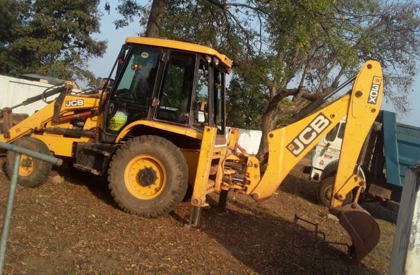 One JCB मुरम का अवैध उत्खनन और परिवहन करते एक जेसीबी, 4 ट्रैक्टर-ट्राली जब्त
