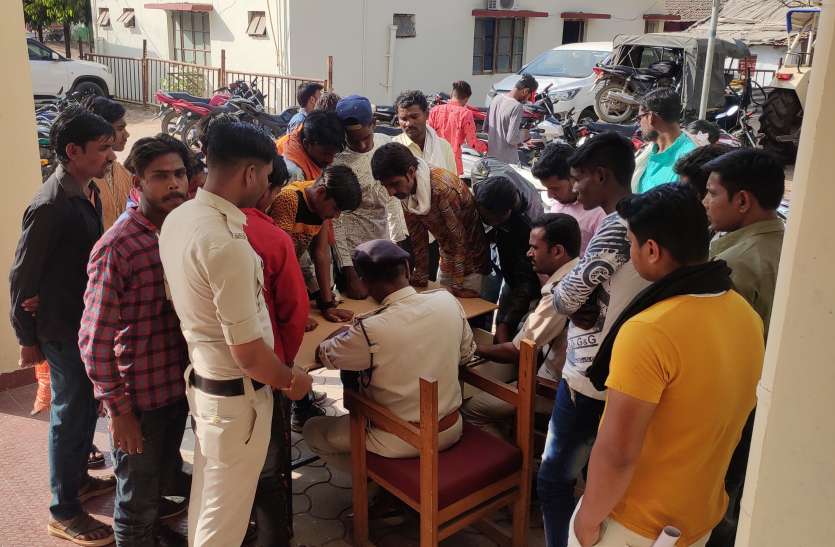 यातायात नियमों का पालन नहीं करना पड़ा महंगा, थाने में खड़े कराए एक सैकड़ा वाहन यातायात नियमों का पालन नहीं करना पड़ा महंगा, थाने में खड़े कराए एक सैकड़ा वाहन