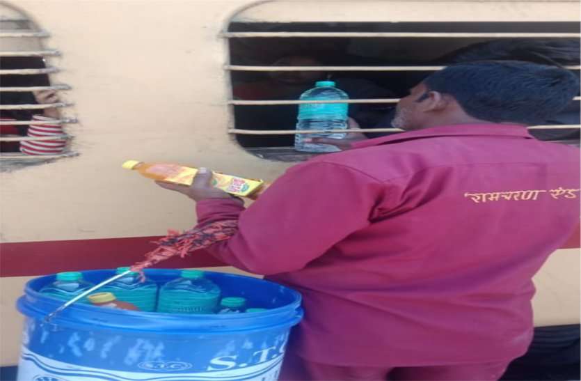 Water bottle of another company being sold in place of Rail Neer रेलवे स्टेशन पर रेल नीर की जगह बेची जा रहीं दूसरी कंपनी की पानी बॉटल