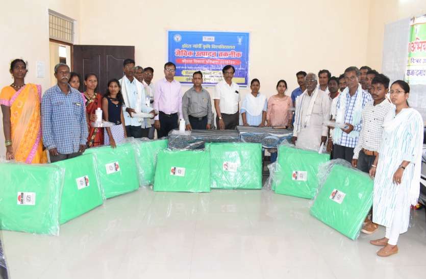 Informed about the technique of making Panchagavya, Jeevamritta, Trichoderma and Trichoderma for control of pests and diseases by biological method in crops. फसलों में जैविक विधि से कीट एवं रोग के नियंत्रण के लिए पंचगव्य जीवामृत, बीजामृत एवं ट्राइकोडर्मा बनाने की तकनीक से कराया अवगत