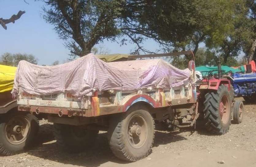 mining department Illegal quarrying अवैध रेत परिवहन करते पुलिस ने पकड़े दस ट्रैक्टर