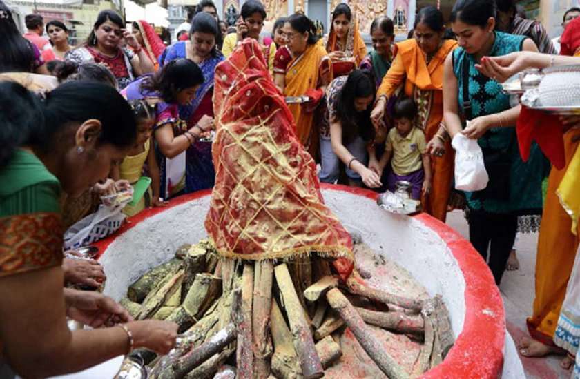 Holika Dahan : इस वैदिक विधि से करें होलिका पूजन, जो चाहोगे मिलेगा