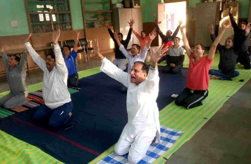 पत्रिका स्थापना दिवस पर अदालत परिसर में योग शिविर, कोरोना वायरस से लडऩे में सक्षम है योग व आयुर्वेद पत्रिका स्थापना दिवस पर अदालत परिसर में योग शिविर, कोरोना वायरस से लडऩे में सक्षम है योग व आयुर्वेद