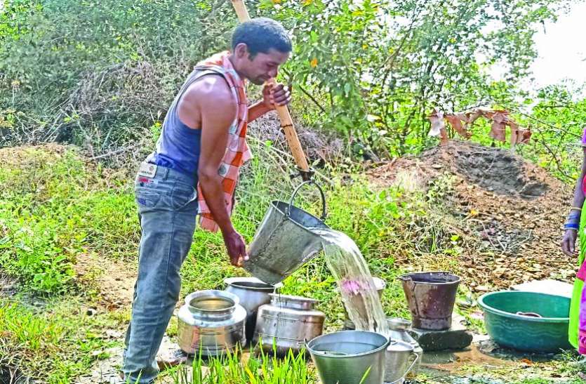 कुएं का मटमौला पानी पीने को मजबूर ग्रामीण कुएं का मटमौला पानी पीने को मजबूर ग्रामीण