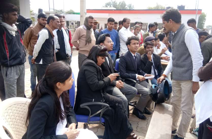 ३४ छोटे और ९ बड़े वाहनों से वसूला ६३ हजार ३४ छोटे और ९ बड़े वाहनों से वसूला ६३ हजार