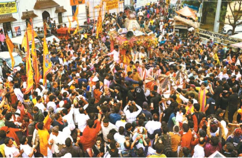 Shyam Baba set out on a rath yatra to see devotees भक्तों को दर्शन देने रथयात्रा पर निकले श्याम बाबा