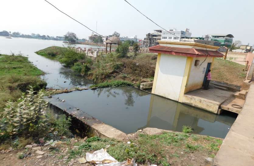 8 crore burnt, yet the historic pond is getting dirty, no monitoring of 17 crore project ... 8 करोड़ फूंके, फिर भी गंदा हो रहा ऐतिहासिक तालाब, 17 करोड़ के प्रोजेक्ट की मॉनिटरिंग नहीं ...