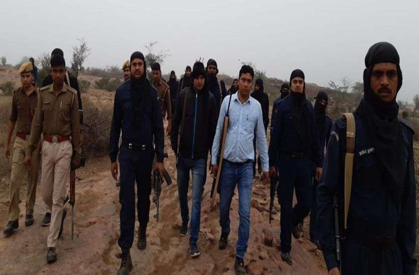 Dholpur : डकैतों की तलाश में बीहड़ों की खाक छानी Dholpur : डकैतों की तलाश में बीहड़ों की खाक छानी
