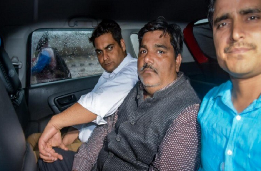 दिल्ली हिंसा: ताहिर हुसैन की लाइसेंसी पिस्टल बरामद दिल्ली हिंसा: ताहिर हुसैन की लाइसेंसी पिस्टल बरामद, पुलिस ने फोरेंसिक जांच को भेजी