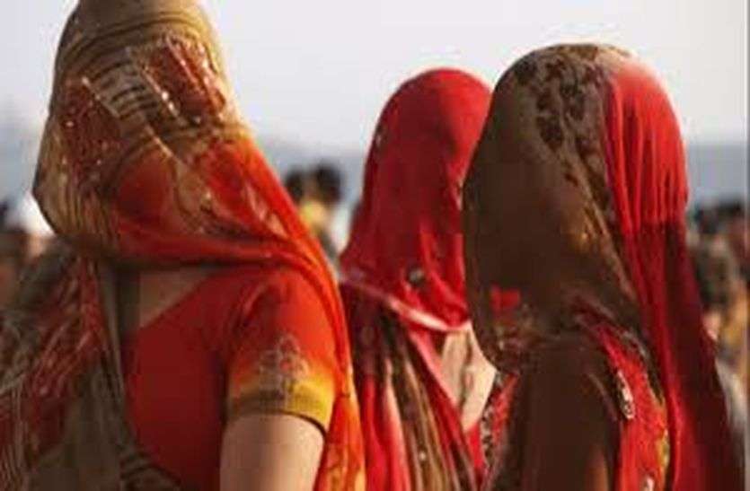 क्या आप जानते हैं कि देश में कहां रखा जाता है सबसे ज्यादा घूंघट...और अब वहीं से इस प्रथा को बिल्कुल हटाने का लिया गया है प्रण... Women's Day Special : क्या आप जानते हैं कि देश में कहां रखा जाता है सबसे ज्यादा घूंघट...और अब वहीं से इस प्रथा को बिल्कुल हटाने का लिया गया है प्रण...