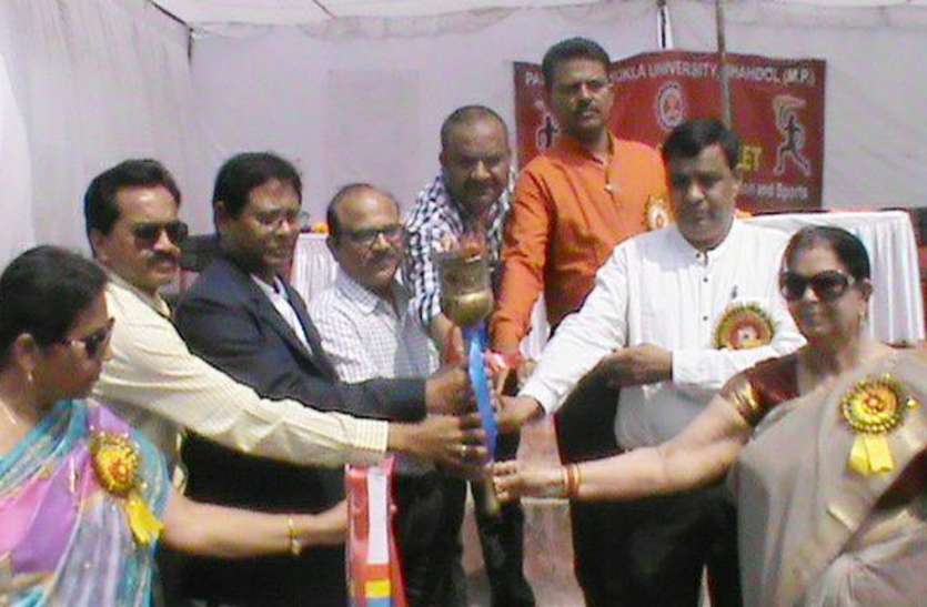 यहां मशाल लेकर दौड़े खिलाड़ी, एथलेटिक्स प्रतियोगिताओं में दिखाई प्रतिभा यहां मशाल लेकर दौड़े खिलाड़ी, एथलेटिक्स प्रतियोगिताओं में दिखाई प्रतिभा