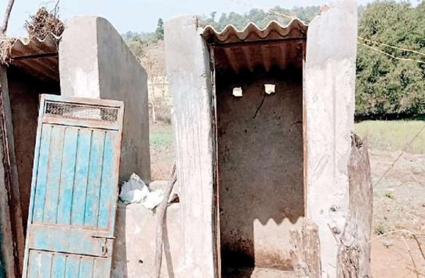 Doors disappear if there are pits somewhere, facilities are in disrepair कहीं दरवाजे गायब तो कहीं नहीं खुदे गड्ढे, सुविधाघर बदहाल