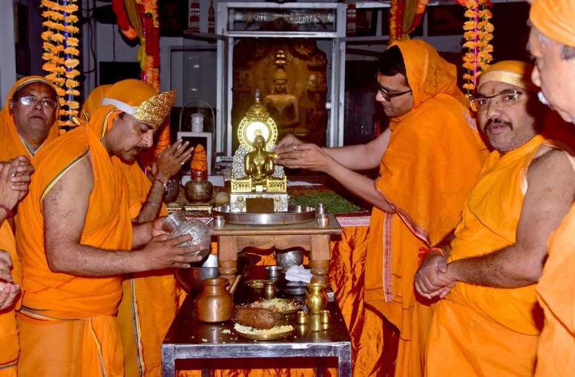 जिनेन्द्र भगवान को अर्घ चढ़ाकर लगाई परिक्रमा जिनेन्द्र भगवान को अर्घ चढ़ाकर लगाई परिक्रमा