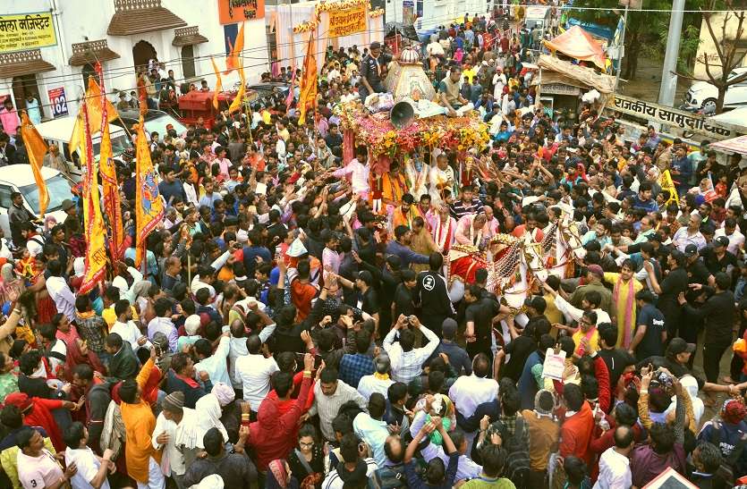 भक्तों को दर्शन देने निकले श्याम बाबा, पांच लाख लोगों ने किए दर्शन भक्तों को दर्शन देने निकले श्याम बाबा, पांच लाख लोगों ने किए दर्शन