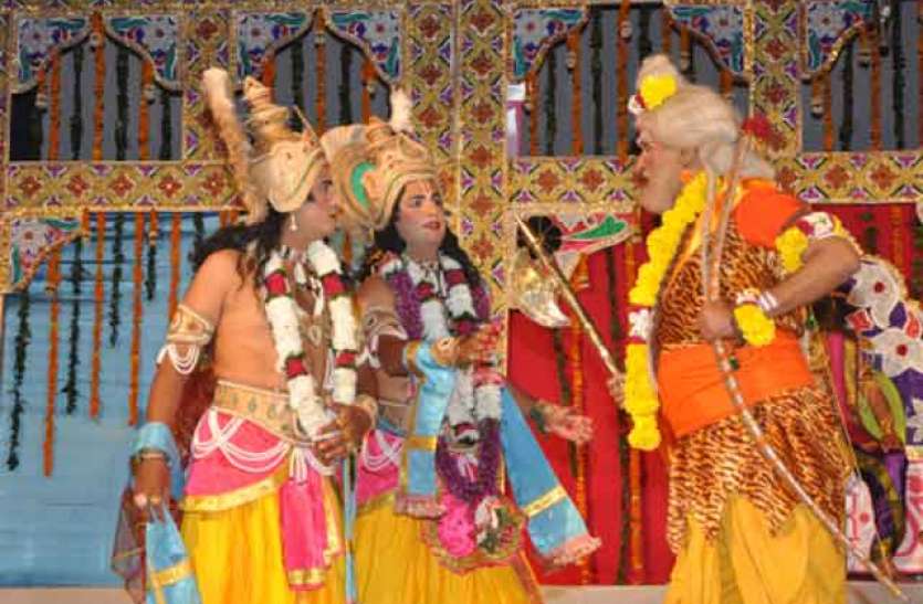 देश में सिर्फ यहां होती है होली के मौके पर रामलीला, 160 सालों से चली आ रही परंपरा देश में सिर्फ यहां होती है होली के मौके पर रामलीला, 160 सालों से चली आ रही परंपरा