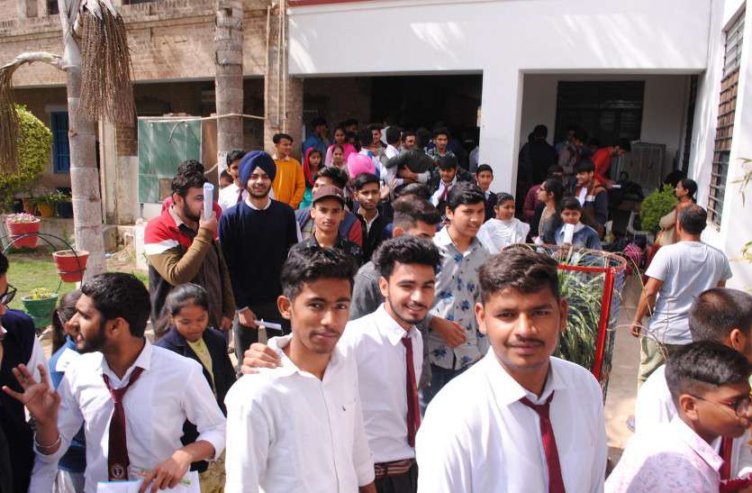 बोर्ड परीक्षाओं में मास्क और हैंड सेनेटाइजर ले जा सकेंगे विद्यार्थी बोर्ड परीक्षाओं में मास्क और हैंड सेनेटाइजर ले जा सकेंगे विद्यार्थी