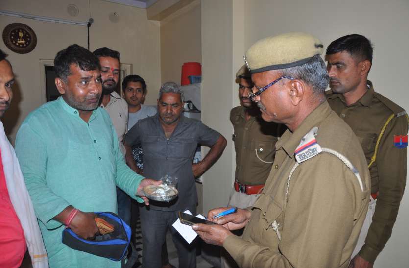 Locks of 5 houses broken, cash and silver jewelery crossed in one nigh एक रात में 5 मकानों के ताले टूटे, नकदी व चांदी के जेवरात पार