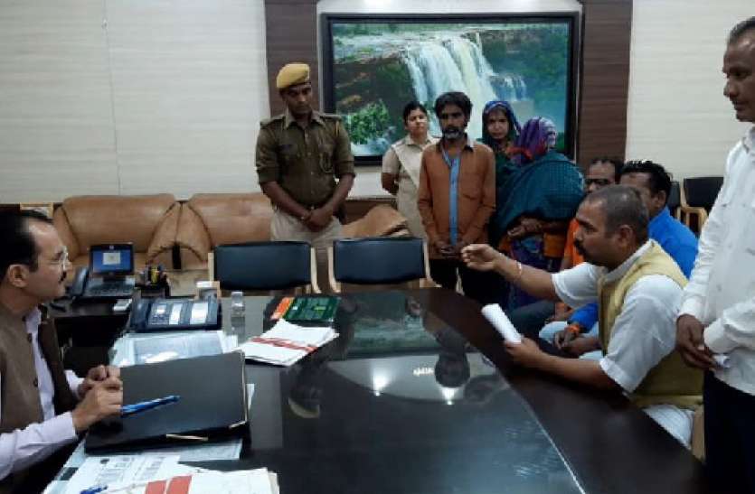युवक की मौत पर मोर्चरी के बाहर परिजनों का हंगामा युवक की मौत पर मोर्चरी के बाहर परिजनों का हंगामा