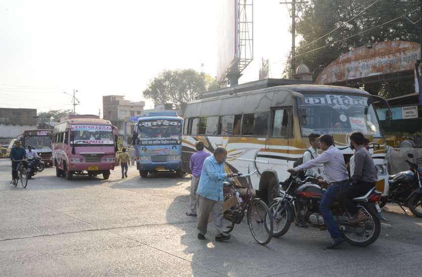 bus.jpg दिनभर बसों की आवाजाही, रात में अवैध पार्किंग