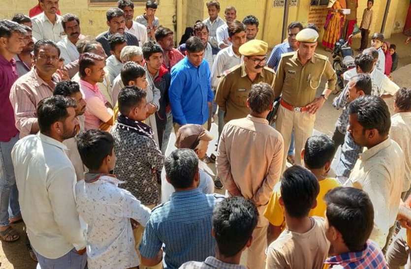 laborer went to get truck empty, death due to pressing ट्रक से उतरने के दौरान फिसली पत्थर पट्टियां, दबने से मजदूर की मौत