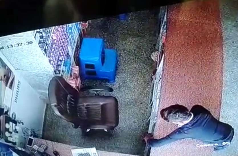 दुकानदार अंडरग्राउंड में व्यस्त, पीछे गल्ले से 55 हजार चोरी दुकानदार अंडरग्राउंड में व्यस्त, पीछे गल्ले से 55 हजार चोरी