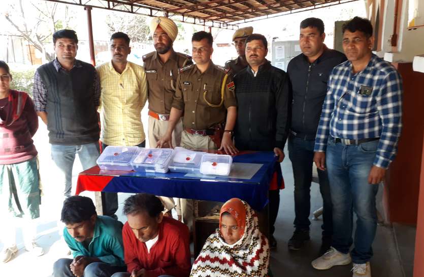 नकली नोट बनाने वाला गिरोह पकड़ा, 3 गिरफ्तार, केमिकल लगे 97500 रुपए के नकली नोट बरामद नकली नोट बनाने वाला गिरोह पकड़ा, 3 गिरफ्तार, केमिकल लगे 97500 रुपए के नकली नोट बरामद