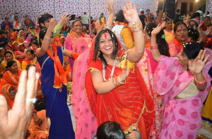 होली के भजनों पर खूब जमा फाल्गुन का रंग होली के भजनों पर खूब जमा फाल्गुन का रंग