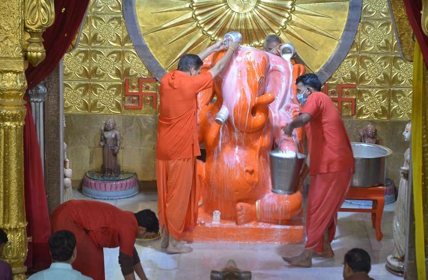 शनि पुष्य नक्षत्र पर भगवान गणपति का हुआ पंचामृत अभिषेक शनि पुष्य नक्षत्र पर भगवान गणपति का हुआ पंचामृत अभिषेक