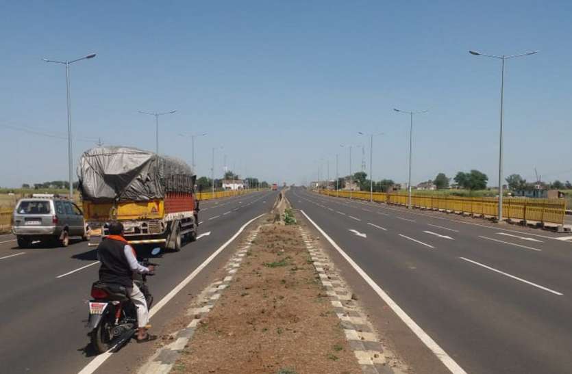 एबी रोड पर न स्ट्रीट लाइट चालू और ना ब्लंकर, हादसों में दो माह में तोड़ा ३५ लोगों ने दम एबी रोड पर न स्ट्रीट लाइट चालू और ना ब्लंकर, हादसों में दो माह में तोड़ा ३५ लोगों ने दम